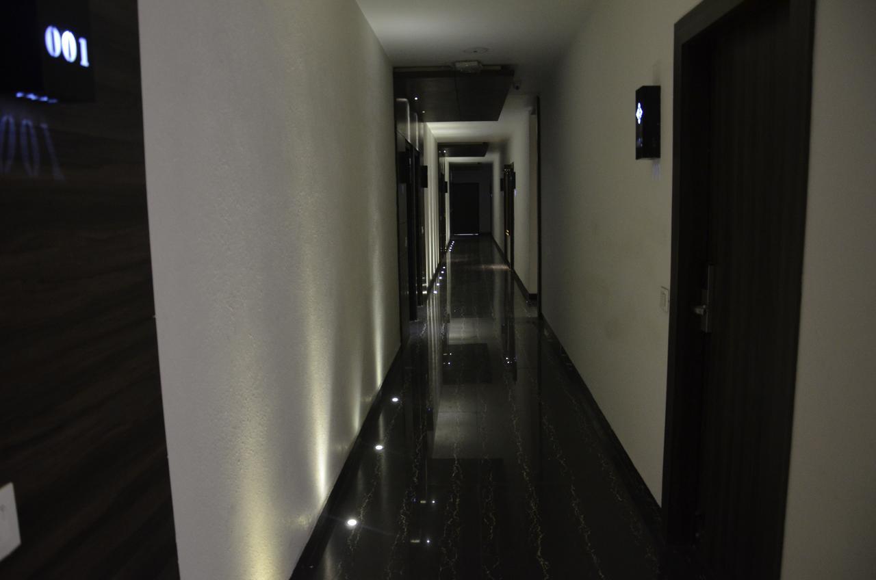 Oyo 1358 Hotel Crossroad Lakhnaú Exteriér fotografie