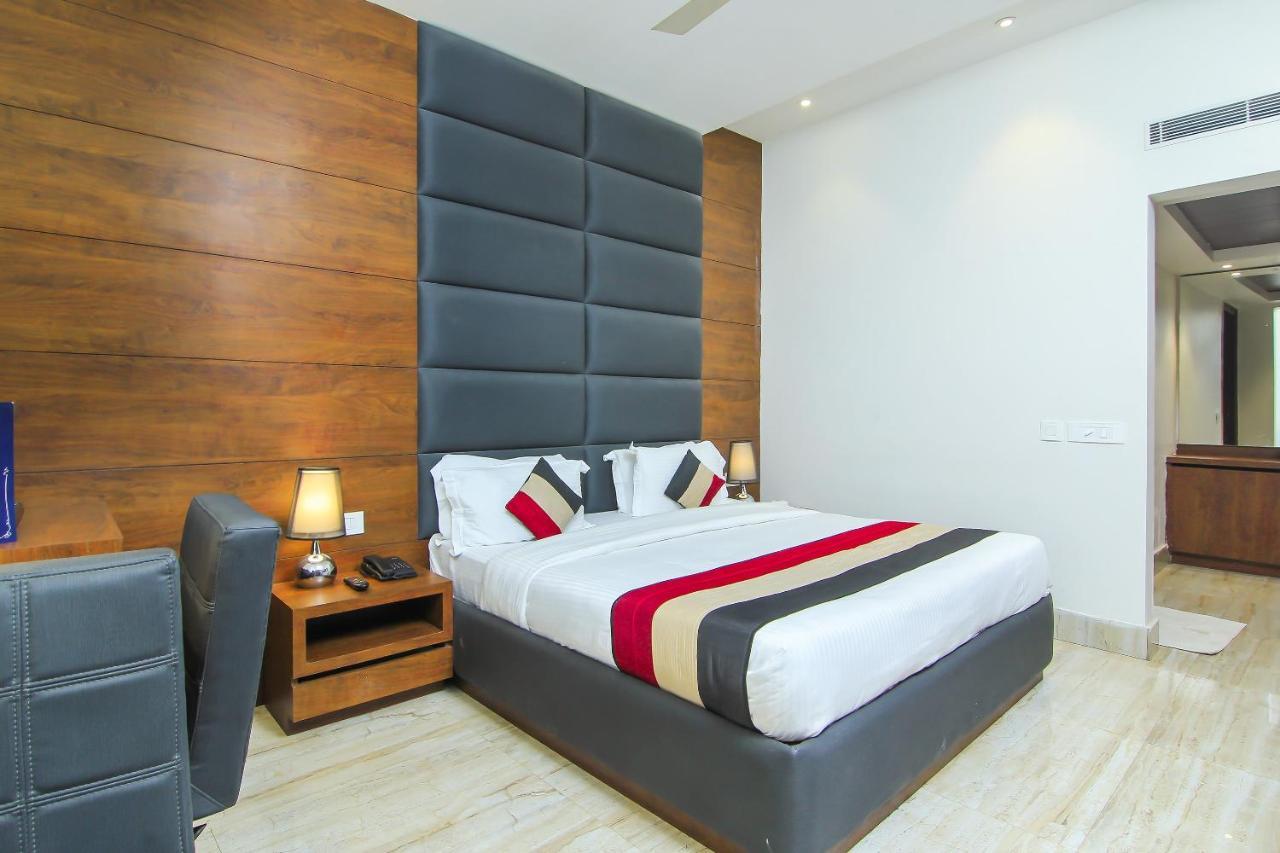 Oyo 1358 Hotel Crossroad Lakhnaú Exteriér fotografie