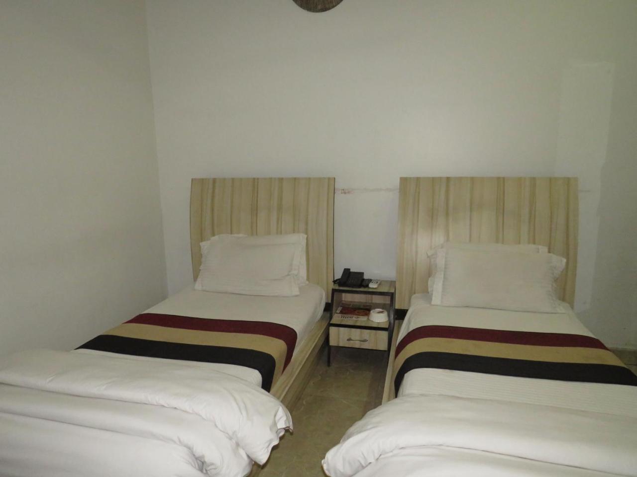 Oyo 1358 Hotel Crossroad Lakhnaú Exteriér fotografie