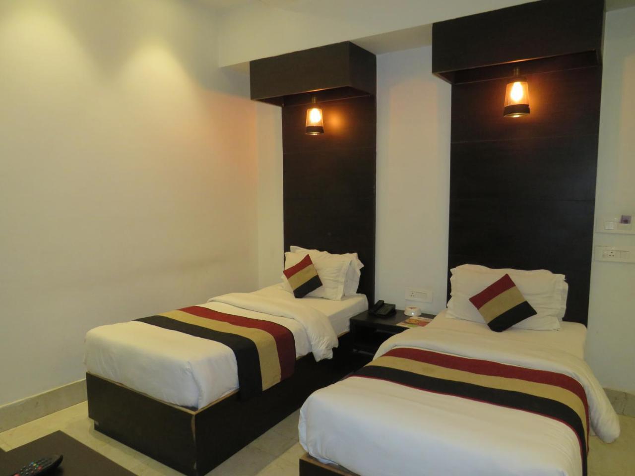 Oyo 1358 Hotel Crossroad Lakhnaú Exteriér fotografie