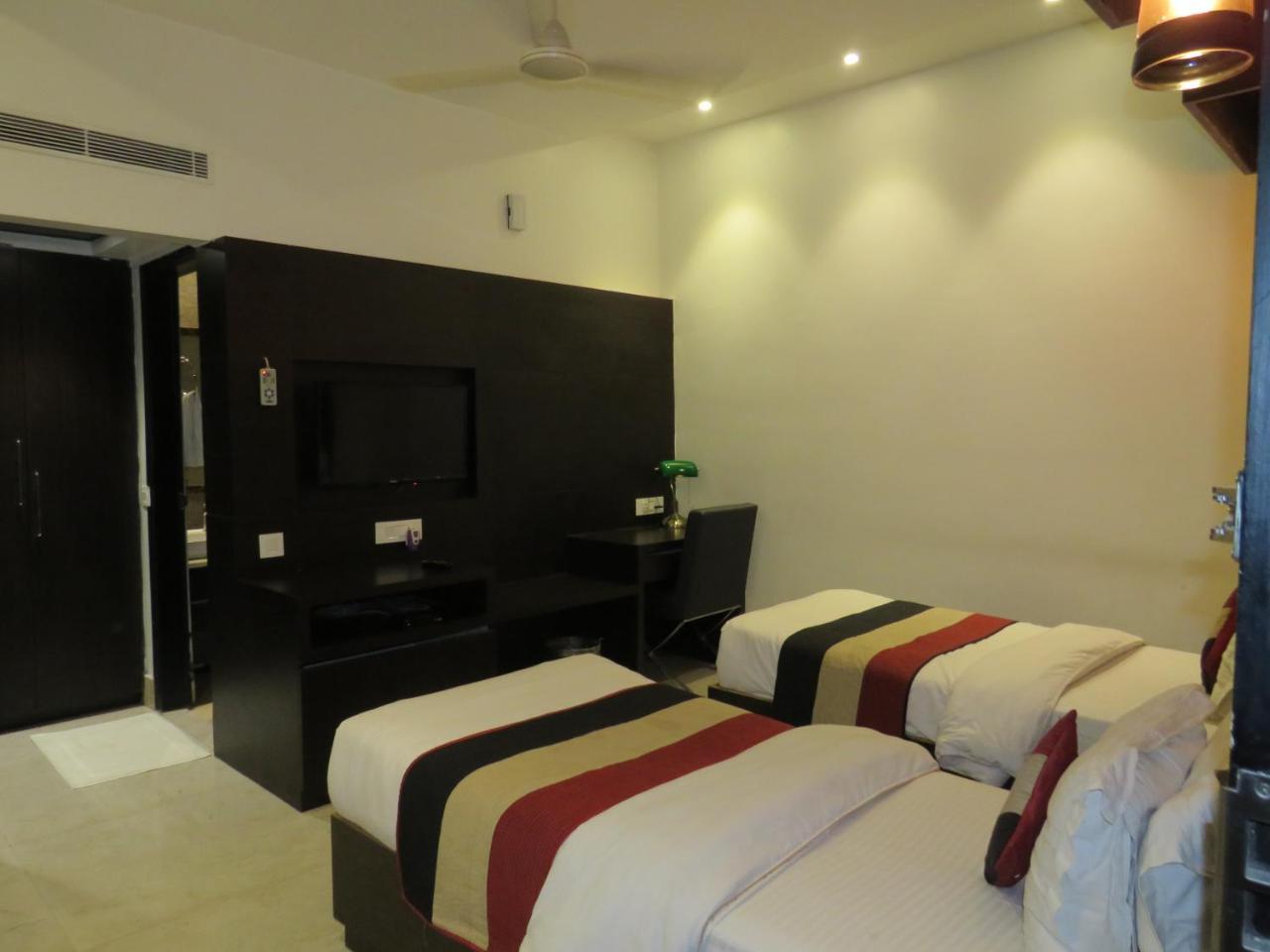 Oyo 1358 Hotel Crossroad Lakhnaú Exteriér fotografie